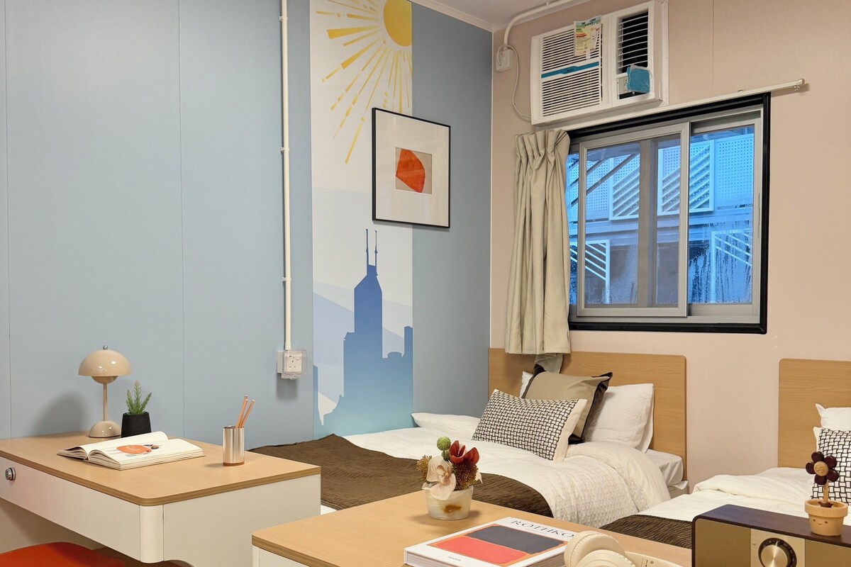 デラックス 4 人部屋 | デスク、遮光カーテン、WiFi (無料)、ベッドシーツ