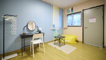 Kahden hengen standard-huone, kaupunkinäköala | Allergiatestatut vuodevaatteet, työpöytä