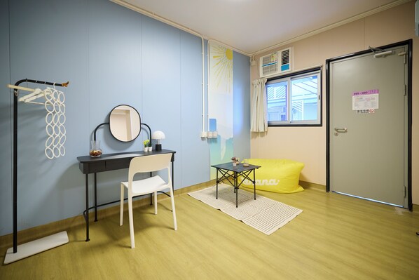 Standard dubbelrum - utsikt mot staden | Allergitestade sängkläder, skrivbord och arbetsyta för laptop