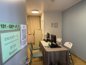 Reception - Runway 1331 - Enlight Youth Hostel (Kowloon)