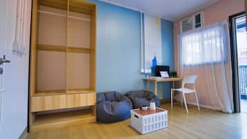 Kamar Twin Comfort | Meja kerja, tirai kedap cahaya, Wi-Fi gratis, dan seprai linen