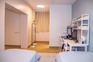 Comfort vierpersoonskamer, uitzicht op stad | Hypoallergeen beddengoed, een bureau, een laptopwerkplek