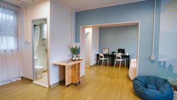 Comfort vierpersoonskamer, uitzicht op de stad | Een bureau, verduisterende gordijnen, gratis wifi, beddengoed