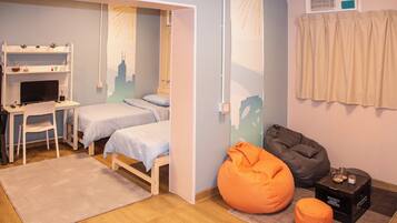 舒适四人房, 城市景观 | 防过敏的被褥、办公桌、笔记本电脑工作区、遮光窗帘