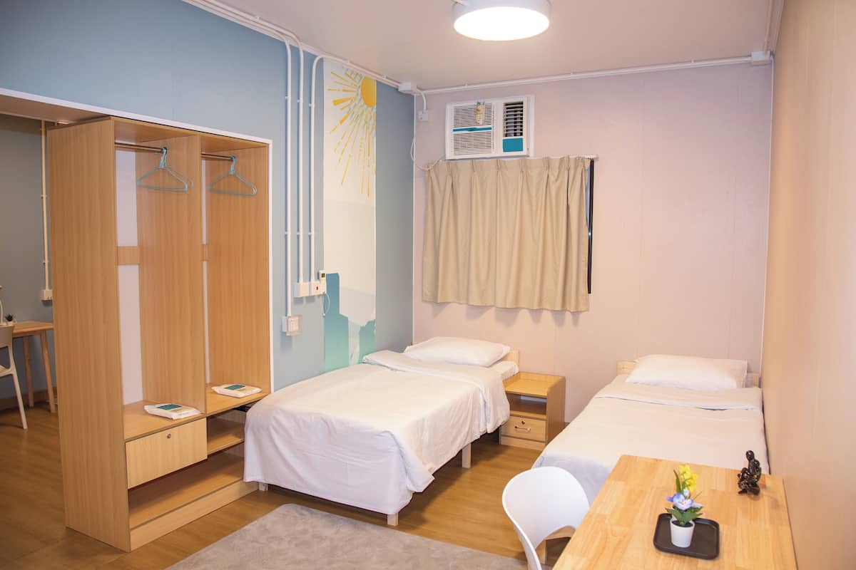 Habitación Confort con 2 camas individuales, vista a la ciudad | Ropa de cama hipoalergénica y escritorio