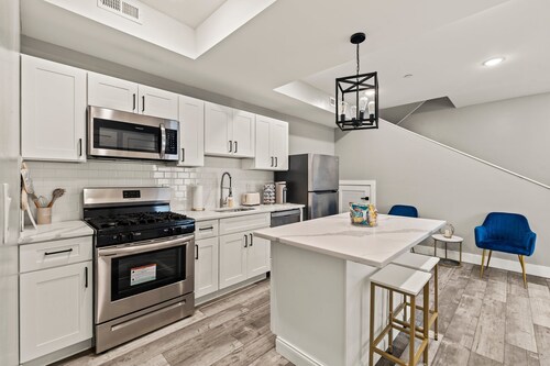 The Chic Haven  2-bedroom apartment in peaceful Philadelphia with AC near Zoo