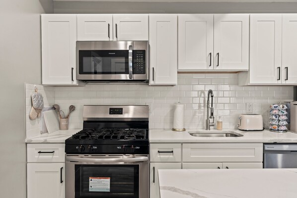 Refrigerador, microondas, horno, placa de cocina