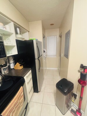 ثلاجة، ميكروويف، فرن، موقد طهي مسطح