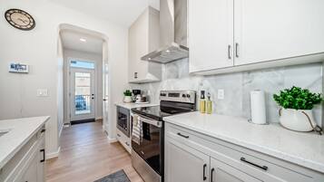 Mikrowelle, Ofen, Herdplatte, Geschirrspüler