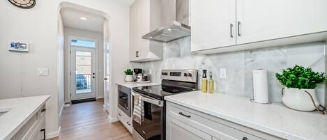 Micro-ondes, four, plaque de cuisson, lave-vaisselle