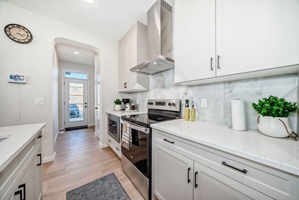 Een magnetron, een oven, een kookplaat, een vaatwasser