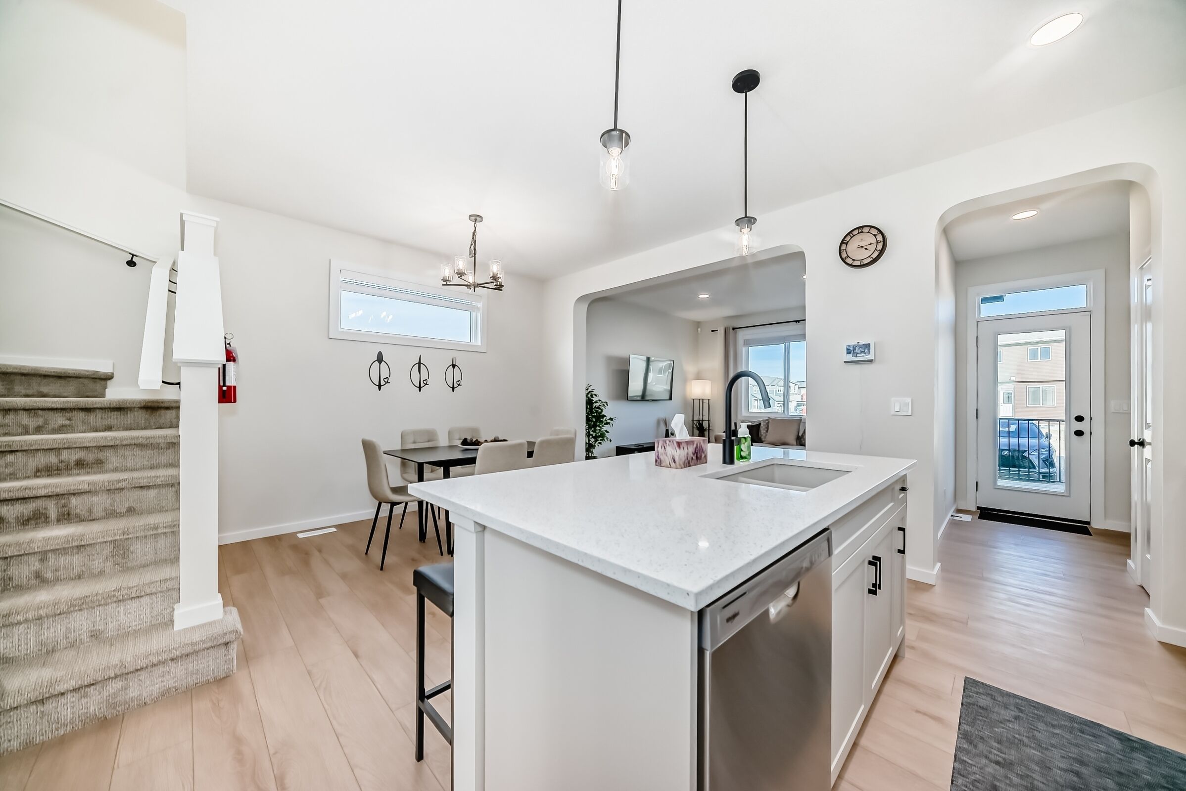 Mikroaaltouuni, uuni, liesi, astianpesukone