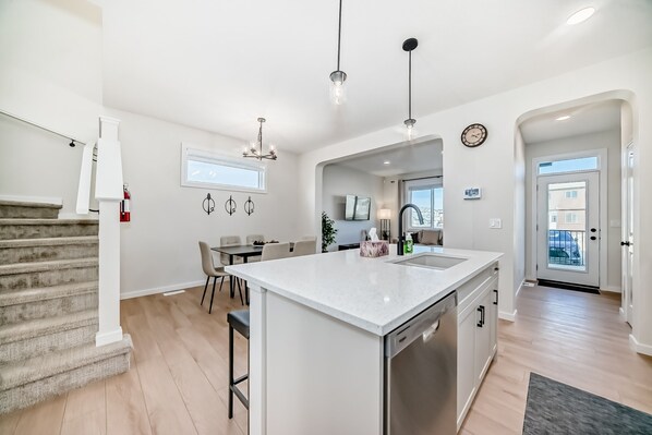 Microondas, horno, parrilla de estufa y lavavajillas