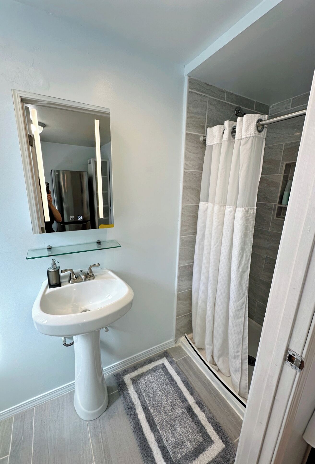 Secadora de cabello, toallas, jabón, shampoo 