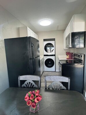 Kylskåp, mikrovågsugn, ugn och spishäll