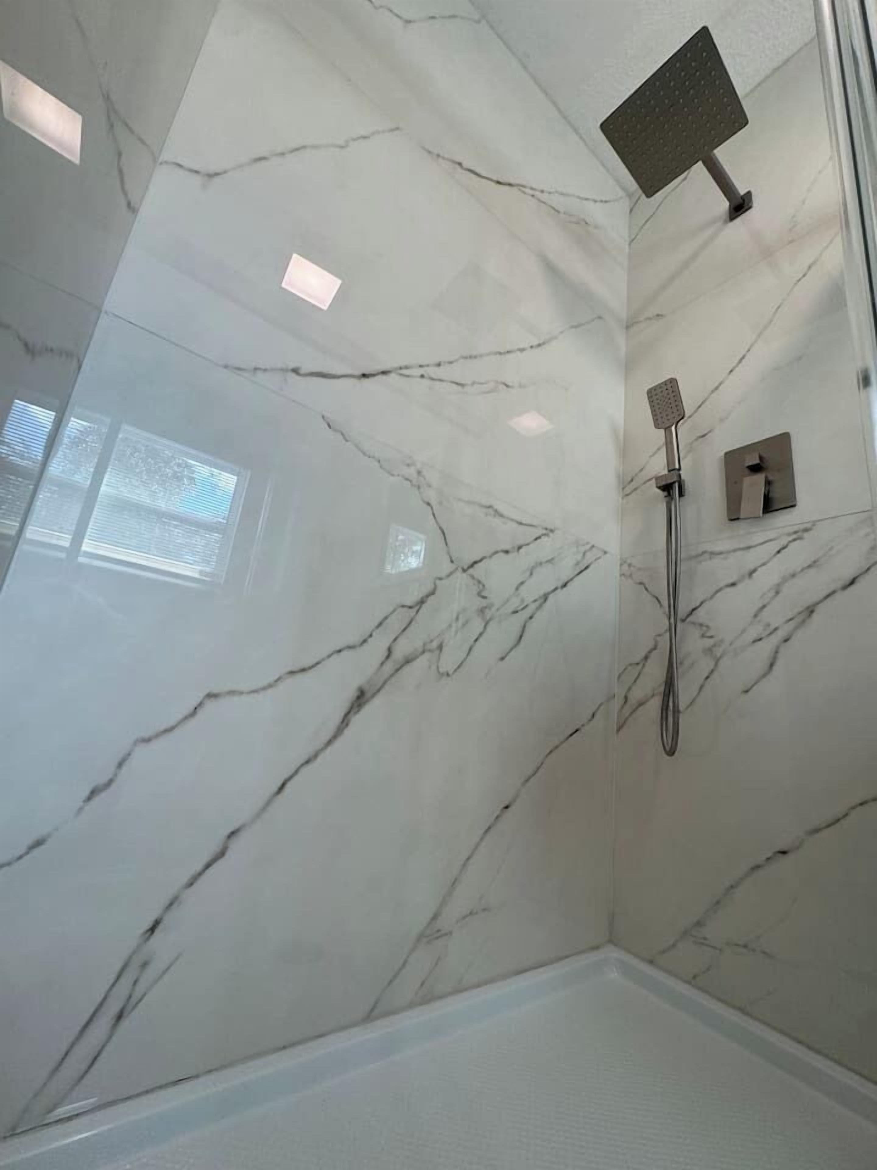 Douche, sèche-cheveux, serviettes fournies, shampoing