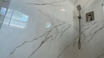 Douche, sèche-cheveux, serviettes fournies, shampoing