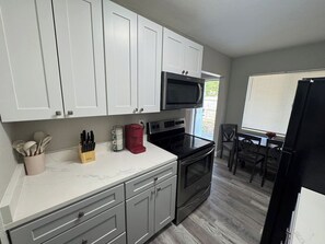 Kylskåp, mikrovågsugn, ugn och spishäll