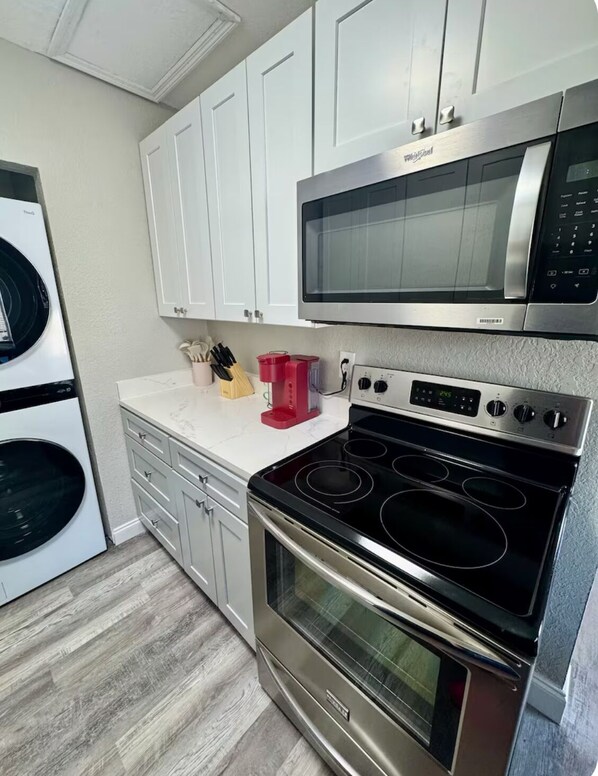 冷蔵庫、電子レンジ、オーブン、コンロ