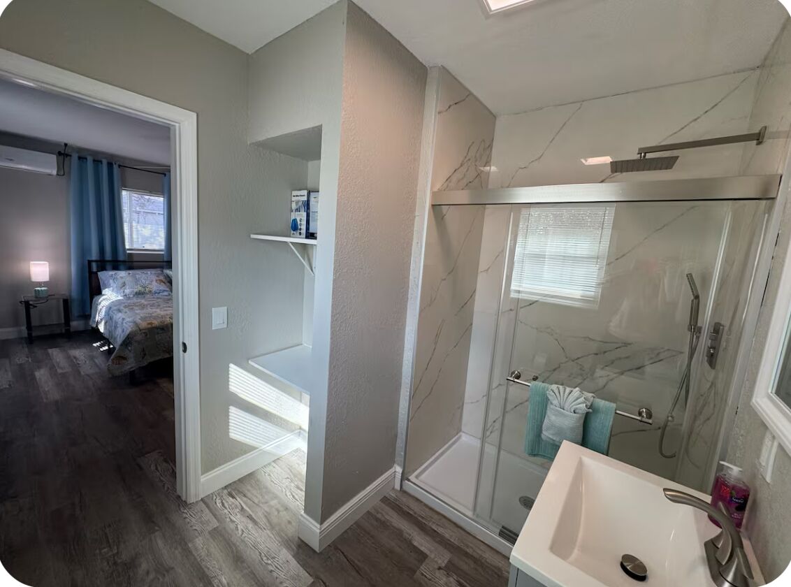 Doccia, asciugacapelli, asciugamani, shampoo