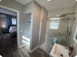 Ducha, secador de pelo, toallas y champú