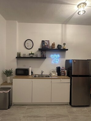 Refrigerador, microondas, cafetera y tetera y utensilios de cocina 