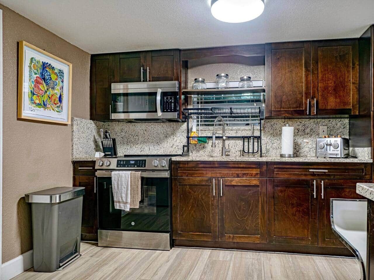 Kjøleskap, mikrobølgeovn, ovn og kokeplater