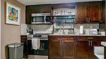 Frigorifero, microonde, forno, piano cottura