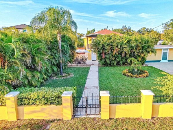 المنطقة المحيطة بالمنشأة