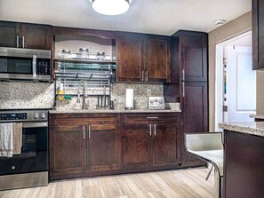 ثلاجة، ميكروويف، فرن، موقد طهي مسطح