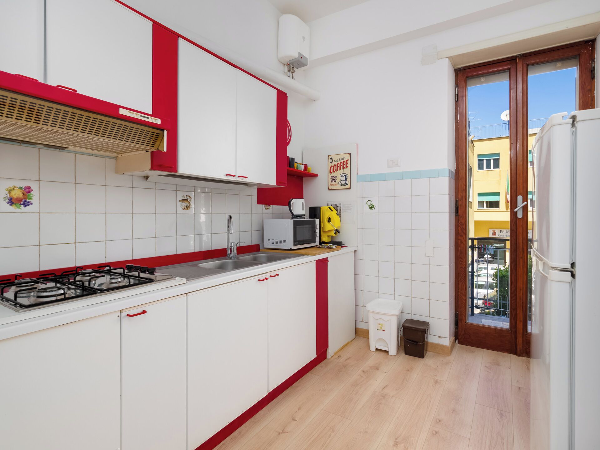 Frigorifero, microonde, forno, piano cottura
