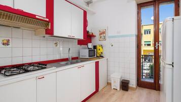 Frigorifero, microonde, forno, piano cottura