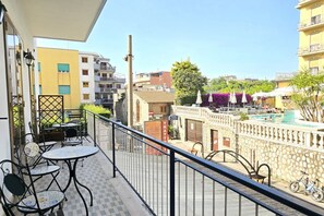 Outdoor dining - Marano Deluxe Apartment – Authentic charm in the heart of Sorrento (Sorrento)