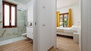 Dusche, kostenlose Toilettenartikel, Haartrockner, Handtücher