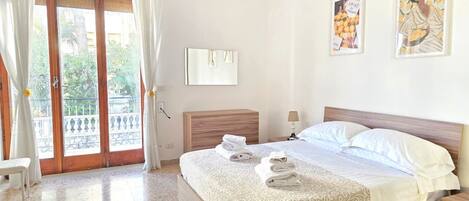 3 Schlafzimmer, Schreibtisch, Bügeleisen/Bügelbrett, Reisekinderbett