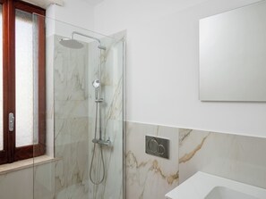 Dusche, kostenlose Toilettenartikel, Haartrockner, HandtĂŒcher