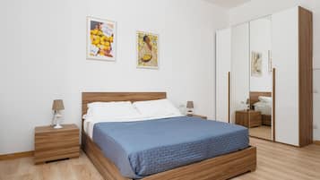 3 bedrooms, desk, iron/ironing board, travel cot