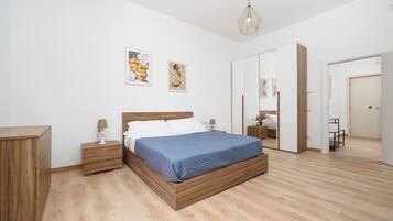 3 Schlafzimmer, Schreibtisch, Bügeleisen/Bügelbrett, Reisekinderbett