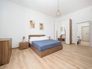 3 bedrooms, desk, iron/ironing board, travel crib