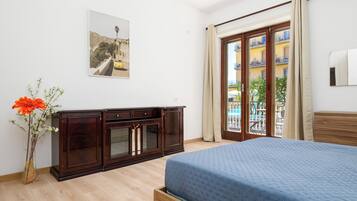 3 bedrooms, desk, iron/ironing board, travel cot