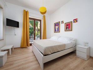 3 habitaciones, escritorio y tabla de planchar con plancha 