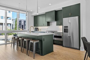 Mikrobølgeovn, ovn, kokeplater og oppvaskmaskin