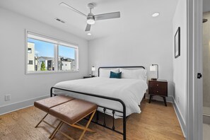 4 soverom, strykejern/-brett, internettilgang og sengetøy