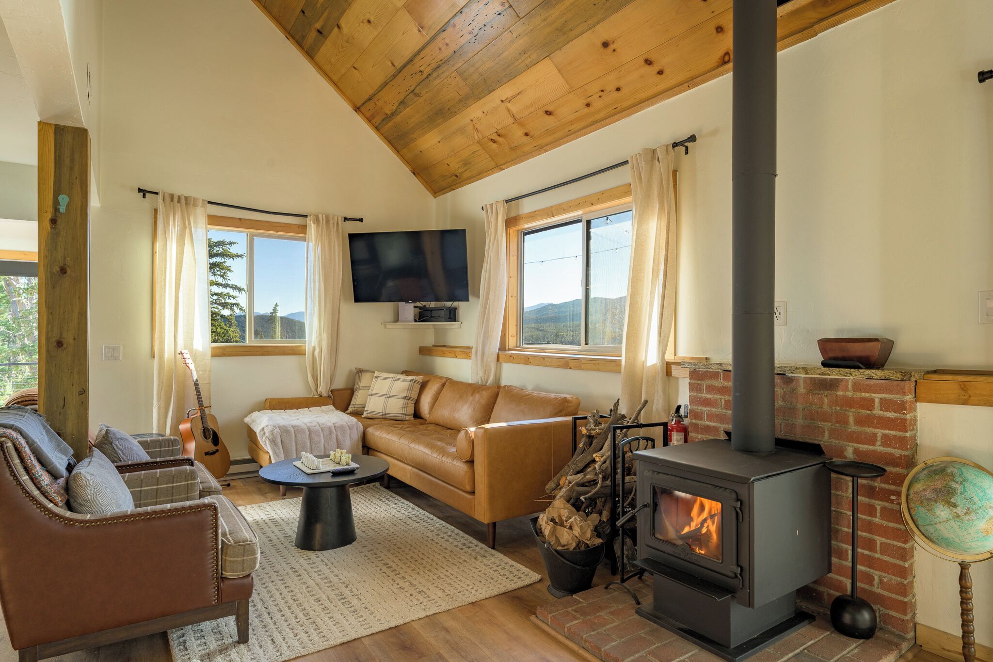 Cabin tiện nghi đơn giản, quang cảnh núi | Khu phòng khách | TV LED 40-inch có truyền hình kỹ thuật số, Netflix, dịch vụ stream 