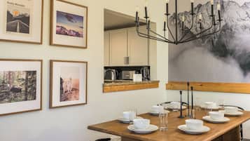 Comfort Cabin, Mountain View | Dining room