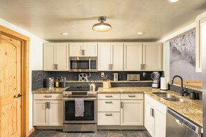 Private kitchen - Skyline Lodge (Idaho Springs)