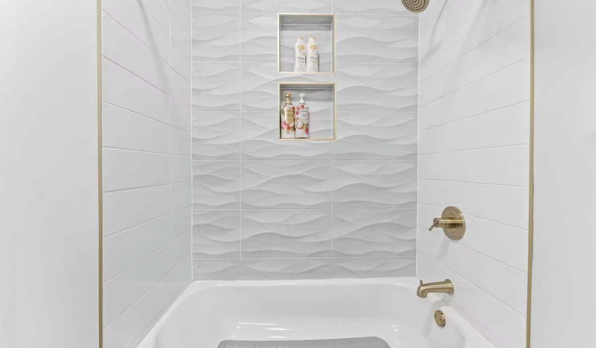Shower, hair dryer, towels, shampoo