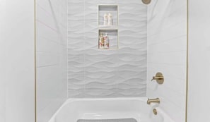 Douche, séchoir à cheveux, serviettes fournies, savon