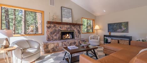 Televisión y chimenea