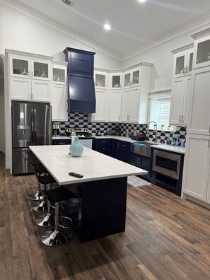 Jääkaappi, mikroaaltouuni, uuni, liesi